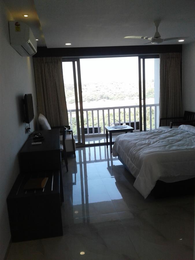 The Meera Hotel Derol Exterior photo