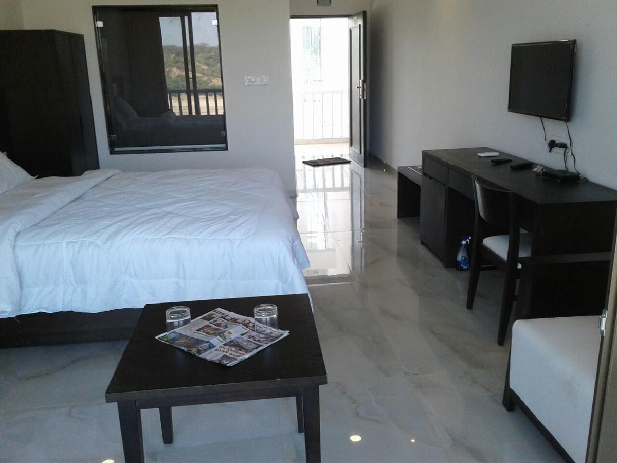 The Meera Hotel Derol Exterior photo