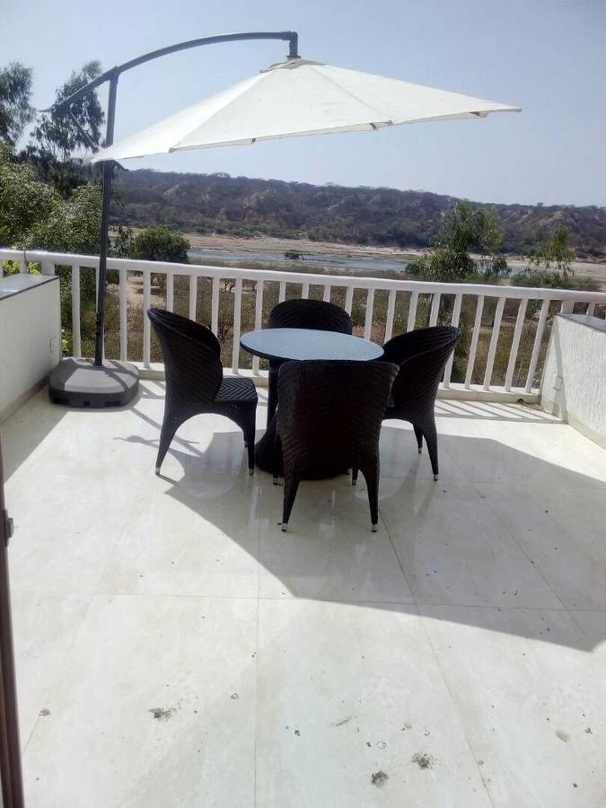 The Meera Hotel Derol Exterior photo